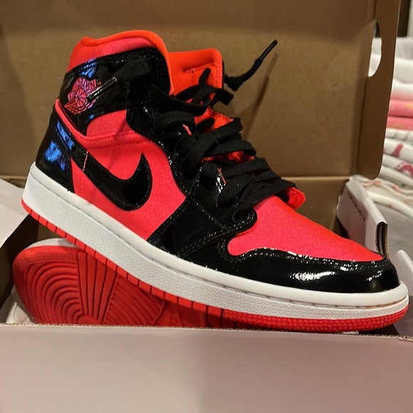 Womens Jordan 1 Retro. - Picture 8 of 9